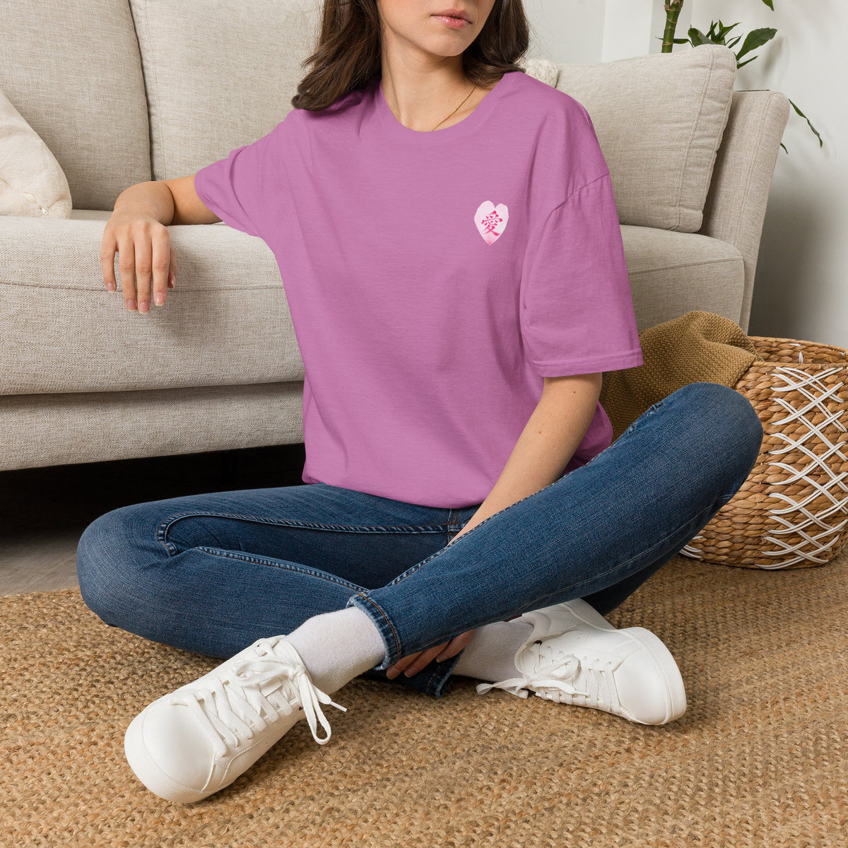 愛 Tシャツ｜桜の花びら × 毛筆漢字デザイン