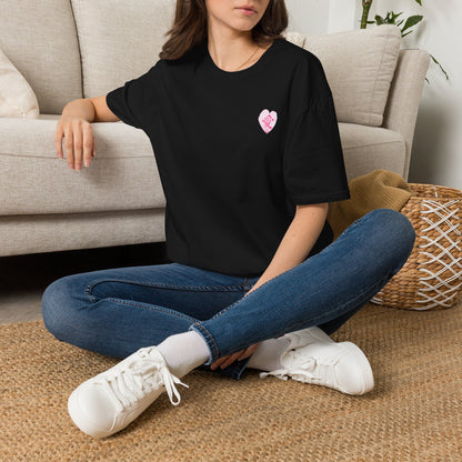 愛 Tシャツ｜桜の花びら × 毛筆漢字デザイン